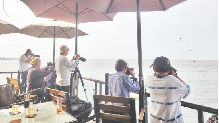 Các nghệ sĩ nhiếp ảnh bỏ nhiều công sức, thời gian để ghi được khoảnh khắc đẹp.