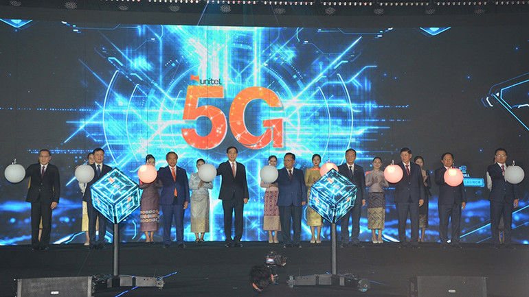 Các đại biểu thực hiện nghi thức khai trương dịch vụ 5G của Unitel tại Lào. (Ảnh: TRỊNH DŨNG)