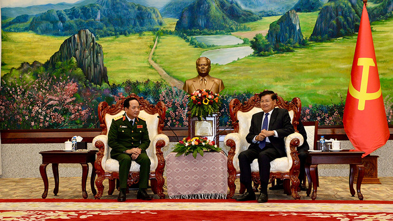 Đồng chí Thongloun Sisoulith và Thượng tướng Trịnh Văn Quyết trao đổi một số vấn đề của hai nước Việt Nam-Lào. (Ảnh: TRỊNH DŨNG)