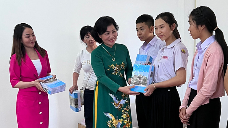 Trao quà tặng các em học sinh nhân dịp khai giảng năm học mới. (Ảnh: Trịnh Dũng)