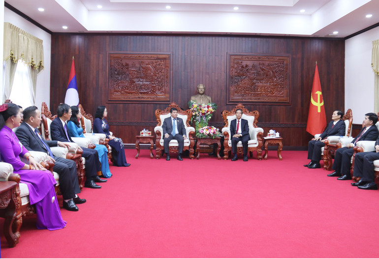 Chủ tịch Trung ương Mặt trận Lào xây dựng đất nước Sinlavong Khoutphaythoune tiếp đoàn. (Ảnh: Trịnh Dũng)