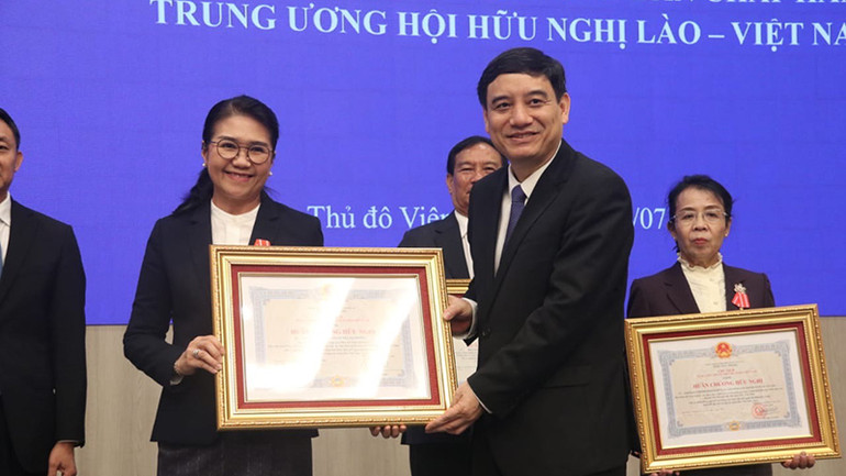 Lễ trao Huân chương Hữu nghị của Nhà nước Việt Nam tặng các cá nhân thuộc Hội Hữu nghị Lào-Việt Nam. (Ảnh: Hải Tiến)