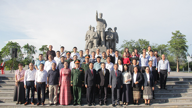 Các đại biểu dâng hương tại Tượng đài Liên minh chiến đấu Lào-Việt Nam ở tỉnh Khammouane, Lào. (Ảnh: HẢI TIẾN)
