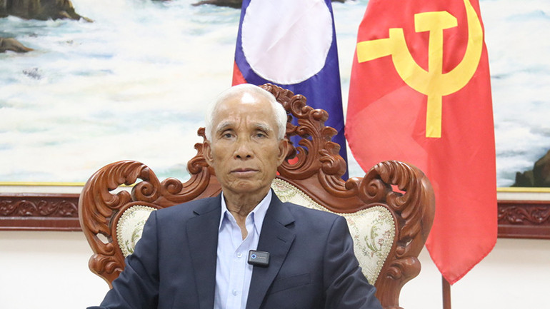 Đồng chí Khamphan Pheuyavong trả lời phỏng vấn báo chí Việt Nam thường trú tại Lào. (Ảnh: Hải Tiến)