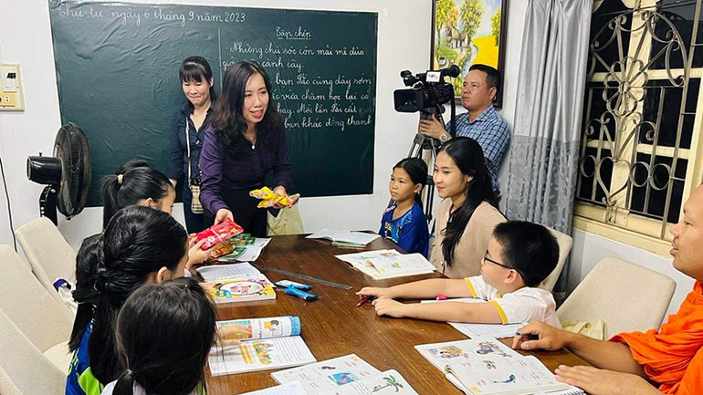 Thứ trưởng Ngoại giao Lê Thị Thu Hằng thăm lớp học tiếng Việt tại Chùa Phật Tích ở thủ đô Vientiane. (Ảnh: Trịnh Dũng) Thứ trưởng Ngoại giao Lê Thị Thu Hằng thăm lớp học tiếng Việt tại Chùa Phật Tích ở thủ đô Vientiane. (Ảnh: Trịnh Dũng)