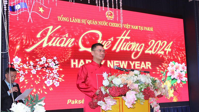 Tổng Lãnh sự Việt Nam tại Pakse Nguyễn Văn Trung phát biểu tại chương trình. (Ảnh: Hải Tiến)