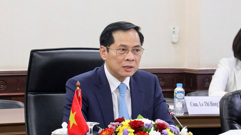 Phó Thủ tướng, Bộ trưởng Ngoại giao Bùi Thanh Sơn phát biểu tại Tham vấn Chính trị lần thứ 11 cấp Bộ trưởng Ngoại giao Việt Nam-Lào. (Ảnh: Trịnh Dũng) Phó Thủ tướng, Bộ trưởng Ngoại giao Bùi Thanh Sơn phát biểu tại Tham vấn Chính trị lần thứ 11 cấp Bộ trưởng Ngoại giao Việt Nam-Lào. (Ảnh: Trịnh Dũng)