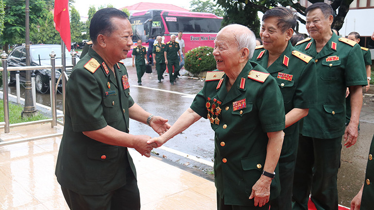 Đại tướng Chansamone Chanyalath, Phó Thủ tướng, Bộ trưởng Quốc phòng Lào đón các đại biểu cựu quân tình nguyện và chuyên gia quân sự Việt Nam. (Ảnh: Hải Tiến)