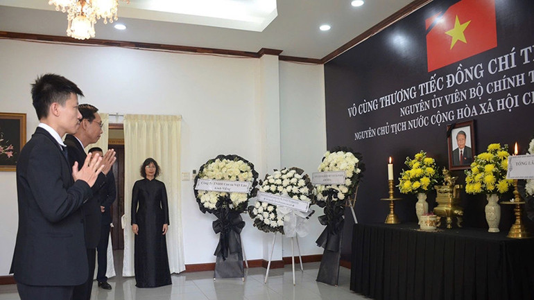 Tại Nam Lào, hơn 24 đoàn đại biểu đã đến viếng nguyên Chủ tịch nước Trần Đức Lương tại trụ sở Tổng lãnh sự quán Việt Nam tại Pakse. (Ảnh: Cộng tác viên) Tại Nam Lào, hơn 24 đoàn đại biểu đã đến viếng nguyên Chủ tịch nước Trần Đức Lương tại trụ sở Tổng lãnh sự quán Việt Nam tại Pakse. (Ảnh: Cộng tác viên)