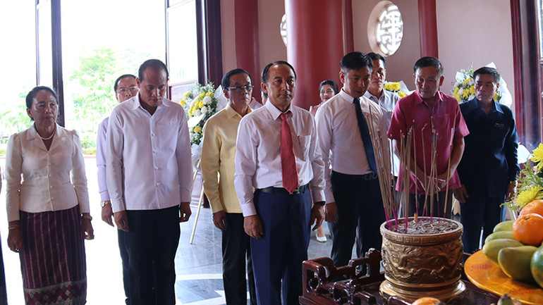 Đoàn đại biểu lãnh đạo tỉnh Khammouane (Lào) dâng hương tưởng niệm Chủ tịch Hồ Chí Minh. Ảnh: TRỊNH DŨNG