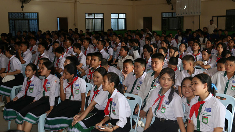 Các em học sinh Trường song ngữ Lào-Việt Nam Nguyễn Du ở thủ đô Vientiane chăm chú theo dõi vở kịch. (Ảnh: HẢI TIẾN)