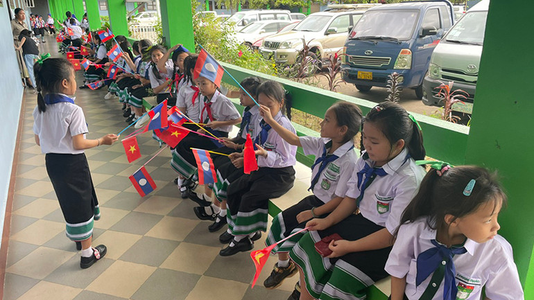 Các em học sinh háo hức bước vào năm học mới. (Ảnh: Hải Tiến)