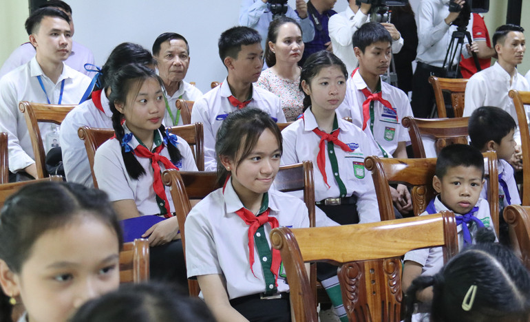 Đại diện các em học sinh là con em kiều bào tại lễ trao tặng. (Ảnh: Trịnh Dũng)