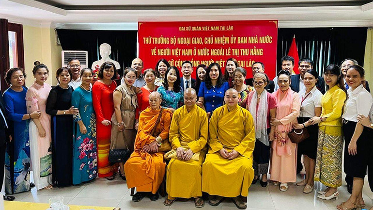 Thứ trưởng Ngoại giao Lê Thị Thu Hằng tại buổi gặp gỡ cộng đồng người Việt Nam tại Lào. (Ảnh: Hải Tiến) Thứ trưởng Ngoại giao Lê Thị Thu Hằng tại buổi gặp gỡ cộng đồng người Việt Nam tại Lào. (Ảnh: Hải Tiến)