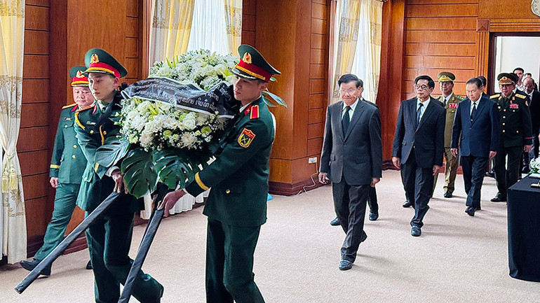 Tổng Bí thư, Chủ tịch nước Lào dẫn đầu đoàn đại biểu Đảng, Nhà nước, Mặt trận Lào viếng nguyên Chủ tịch nước Trần Đức Lương. (Ảnh: Cộng tác viên)
