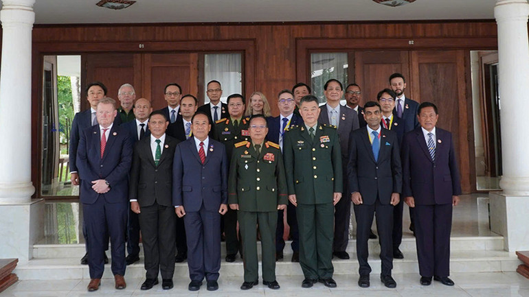 Các Trưởng đoàn ADSOM+ chào xã giao Đại tướng Chansamone Chanyalath, Phó Thủ tướng, Bộ trưởng Quốc phòng Lào. Ảnh: Trịnh Dũng