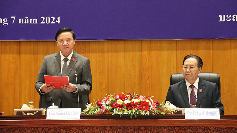 Phó Chủ tịch Quốc hội Nguyễn Khắc Định và Phó Chủ tịch Quốc hội Lào đồng chủ trì Tọa đàm về sửa đổi, bổ sung Hiến pháp. Ảnh: Hải Tiến