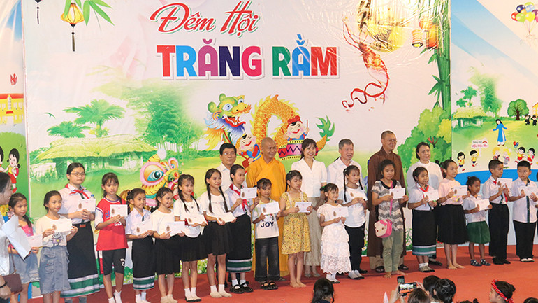 Ban Tổ chức trao quà cho các em thiếu nhi.