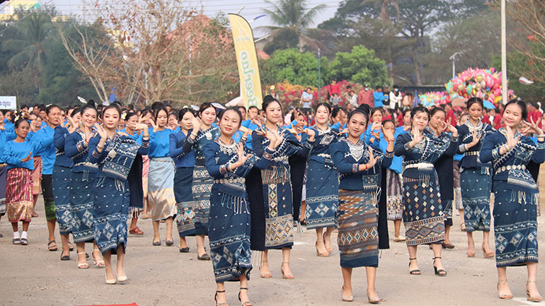 Các đoàn diễu hành của người dân tỉnh Sayaboury thể hiện những nét văn hóa độc đáo của địa phương. Ảnh: Hải Tiến