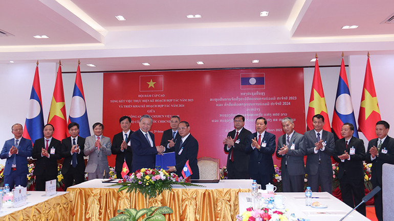 Ký kết Kế hoạch hợp tác năm 2024 giữa hai Bộ Công an hai nước Việt Nam-Lào. Ảnh: Hải Tiến