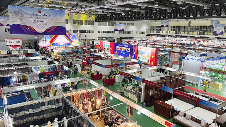 VietLao Expo 2023 có quy mô khoảng 250 gian hàng trưng bày và giới thiệu sản phẩm của hàng trăm doanh nghiệp hai nước. Ảnh: Trịnh Dũng