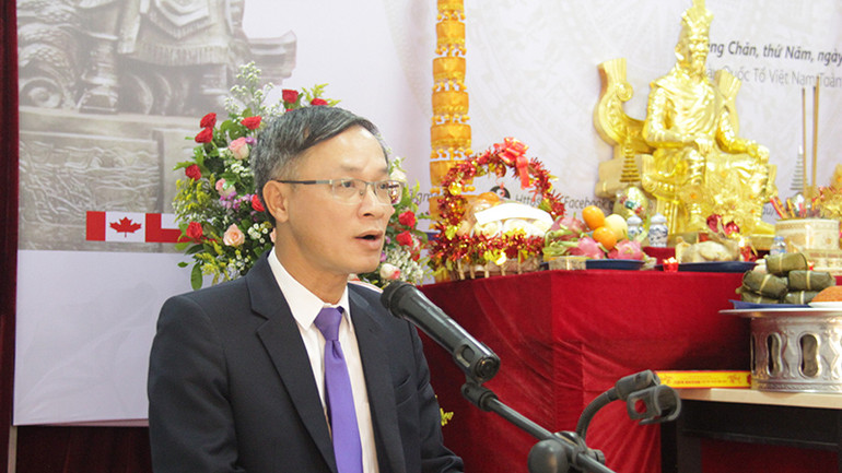 Ông Phan Minh Chiến, Tham tán Công sứ Đại sứ quán Việt Nam tại Lào phát biểu tại buổi lễ. (Ảnh: HẢI TIẾN)