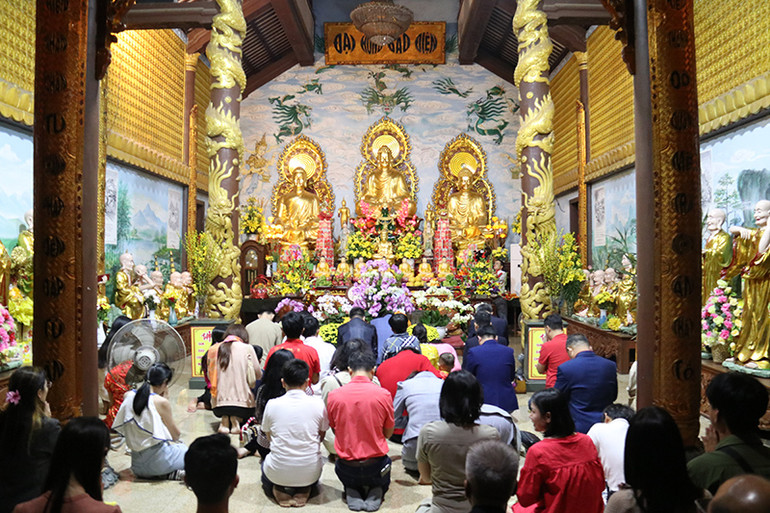 Mọi người thành kính cầu chúc một năm mới bình an, hạnh phúc. Ảnh: Hải Tiến Mọi người thành kính cầu chúc một năm mới bình an, hạnh phúc. Ảnh: Hải Tiến