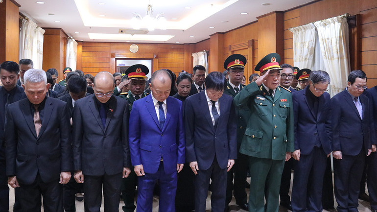 Đúng 7 giờ sáng 25/7, Đoàn Đảng ủy, Đại sứ quán Việt Nam tại Lào và các cơ quan bên cạnh trang trọng vào viếng Tổng Bí thư Nguyễn Phú Trọng. Đúng 7 giờ sáng 25/7, Đoàn Đảng ủy, Đại sứ quán Việt Nam tại Lào và các cơ quan bên cạnh trang trọng vào viếng Tổng Bí thư Nguyễn Phú Trọng.