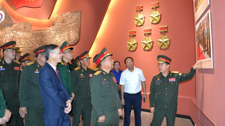 Các đại biểu tham quan Bảo tàng. (Ảnh: HẢI TIẾN) Các đại biểu tham quan Bảo tàng. (Ảnh: HẢI TIẾN)