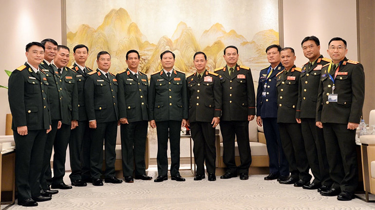 Đoàn đại biểu quân sự cấp cao Việt Nam và Lào tại cuộc gặp. (Ảnh: HẢI TIẾN) Đoàn đại biểu quân sự cấp cao Việt Nam và Lào tại cuộc gặp. (Ảnh: HẢI TIẾN)