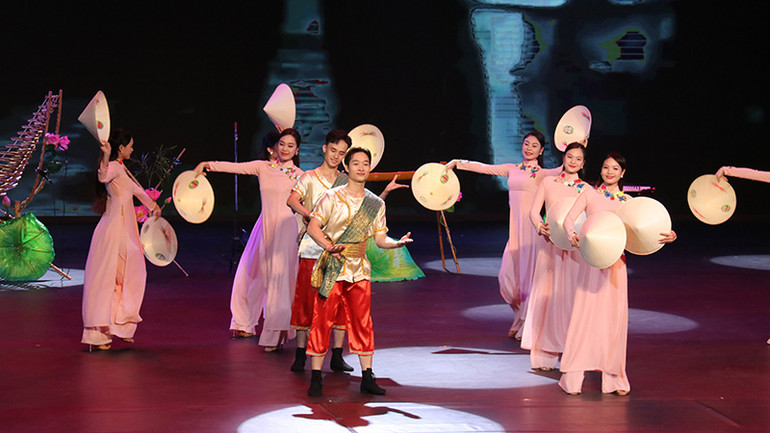 Tiết mục múa kết hợp giữa áo dài, nón lá của Việt Nam với điệu múa Lăm Vông của Lào. (Ảnh: Trịnh Dũng)