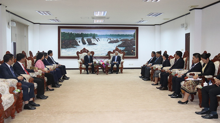 Trưởng Ban Tuyên huấn Trung ương Đảng Nhân dân Cách mạng Lào tiếp Đoàn đại biểu Ban Tuyên giáo Trung ương Đảng Cộng sản Việt Nam. (Ảnh: HẢI TIẾN)