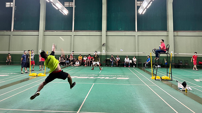 Các vận động viên thi đấu quyết liệt tại trận chung kết nội dung đơn nam dưới 45 tuổi. (Ảnh: Trịnh Dũng)