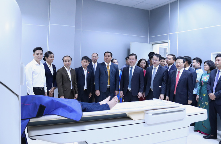 Các đại biểu tham quan cơ sở vật chất và trang thiết bị hiện đại của Bệnh viện. (Ảnh: Trịnh Dũng)