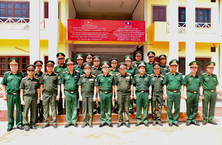 Thượng tướng Nguyễn Tân Cương và Đoàn đại biểu chụp ảnh lưu niệm với lãnh đạo Sư đoàn Bộ binh 1, Quân đội nhân dân Lào. (Ảnh: Trịnh Dũng)