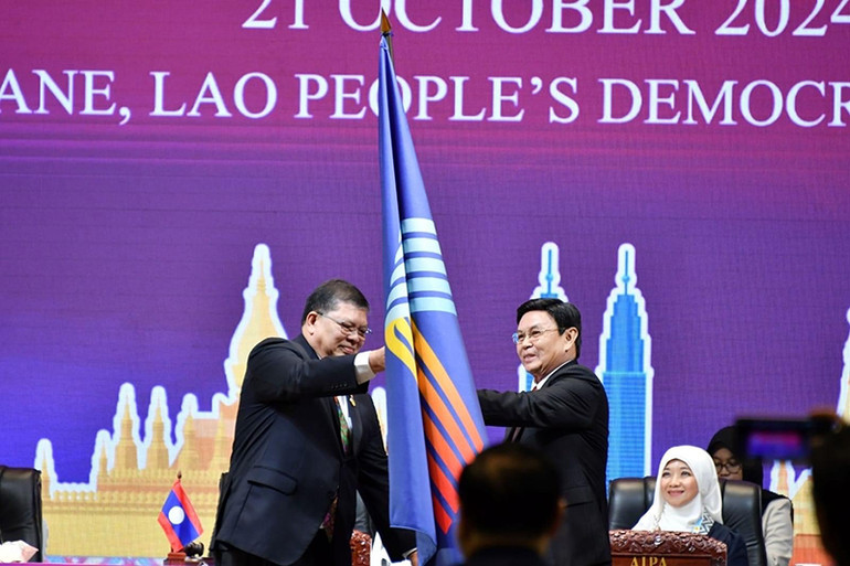 Lễ trao cờ Chủ tịch AIPA-46 cho Malaysia. (Ảnh: HẢI TIẾN)