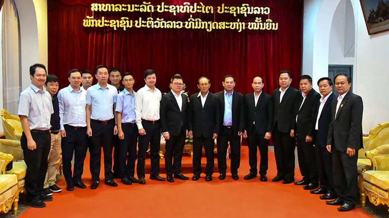 Lãnh đạo tỉnh Luang Prabang (Lào) chụp ảnh lưu niệm cùng Đoàn đại biểu Báo Nhân Dân. (Ảnh: HẢI TIẾN)