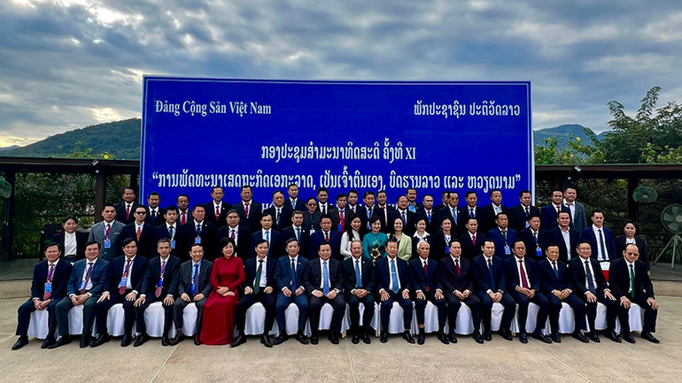 Các đại biểu tham dự Hội thảo chụp ảnh lưu niệm. (Ảnh: Trịnh Dũng) Các đại biểu tham dự Hội thảo chụp ảnh lưu niệm. (Ảnh: Trịnh Dũng)