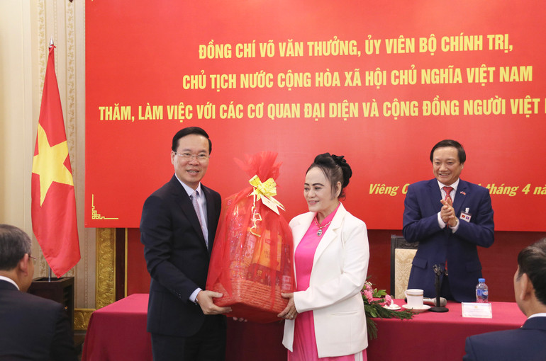 Chủ tịch nước Võ Văn Thưởng tặng quà cho đại diện cộng đồng người Việt Nam tại Lào nhân dịp Tết cổ truyền Bun Pi May. (Ảnh: TRỊNH DŨNG)