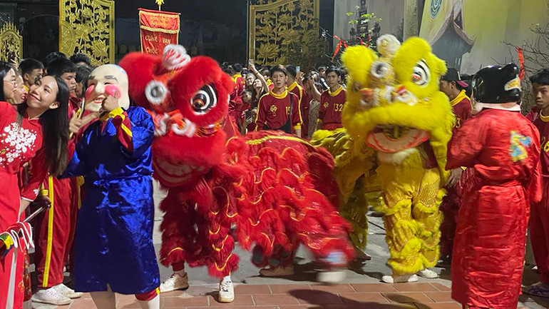 Đội múa Lân chùa Phật Tích biểu diễn trong đêm Giao thừa. Ảnh: Hải Tiến Đội múa Lân chùa Phật Tích biểu diễn trong đêm Giao thừa. Ảnh: Hải Tiến