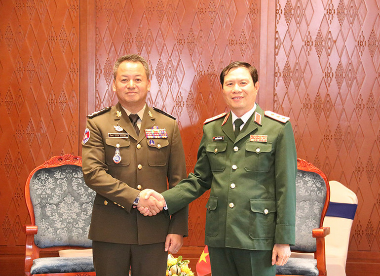 Thượng tướng Nguyễn Tân Cương gặp song phương Đại tướng Tea Seiha, Phó Thủ tướng, Bộ trưởng Quốc phòng Campuchia. Ảnh: Trịnh Dũng