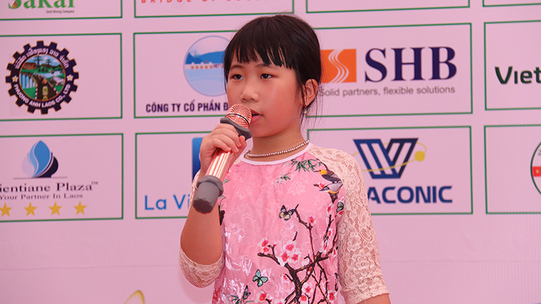 Thí sinh tham gia cuộc thi Kể chuyện tiếng Việt. (Ảnh: Hải Tiến)