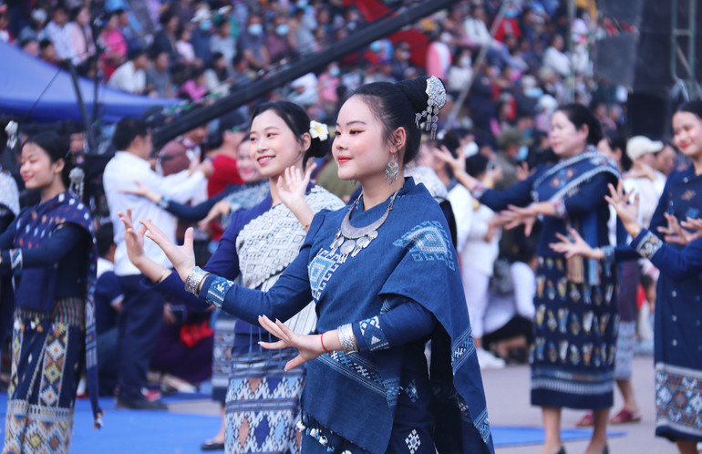 Người dân tỉnh Sayaboury với trang phục dân tộc đặc sắc tham gia diễu hành tại lễ hội. (Ảnh: Trịnh Dũng)