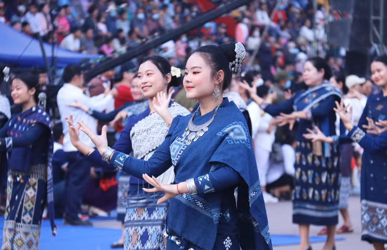 Người dân tỉnh Sayaboury với trang phục dân tộc đặc sắc tham gia diễu hành tại lễ hội. (Ảnh: Trịnh Dũng)