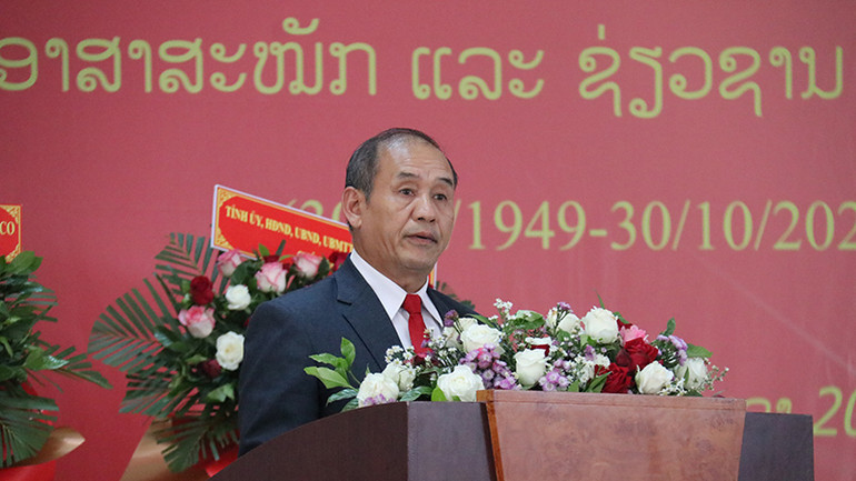 Phó Bí thư Tỉnh ủy, Chủ tịch Hội đồng nhân dân tỉnh Xiengkhouang Bounhom Thethani phát biểu tại buổi lễ. Ảnh: HẢI TIẾN