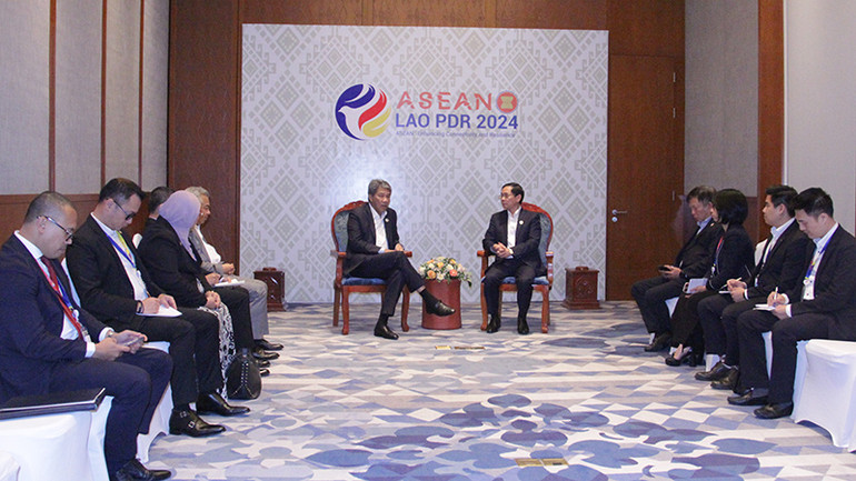 Bộ trưởng Ngoại giao Bùi Thanh Sơn gặp Bộ trưởng Ngoại giao Malaysia. (Ảnh: Hải Tiến) Bộ trưởng Ngoại giao Bùi Thanh Sơn gặp Bộ trưởng Ngoại giao Malaysia. (Ảnh: Hải Tiến)