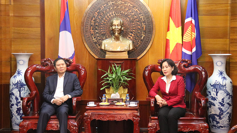 Thượng tướng Nguyễn Tân Cương đến thăm Tổng lãnh sự quán Việt Nam tại Luang Prabang. Ảnh: Trịnh Dũng