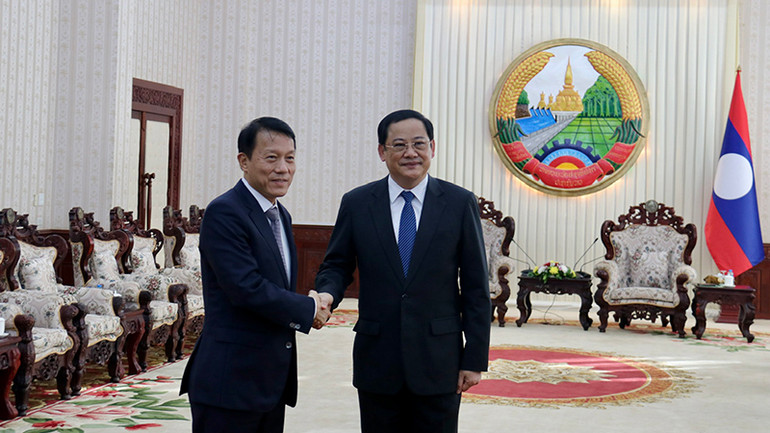 Thủ tướng Chính phủ Lào tiếp Bộ trưởng Công an Lương Tam Quang cùng Đoàn đại biểu cấp cao Bộ Công an Việt Nam. (Ảnh: Trịnh Dũng)