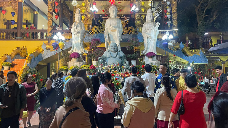 Đông đảo người Việt tại thủ đô Vientiane, Lào, đi lễ chùa trong thời khắc Giao thừa. (Ảnh: Hải Tiến)