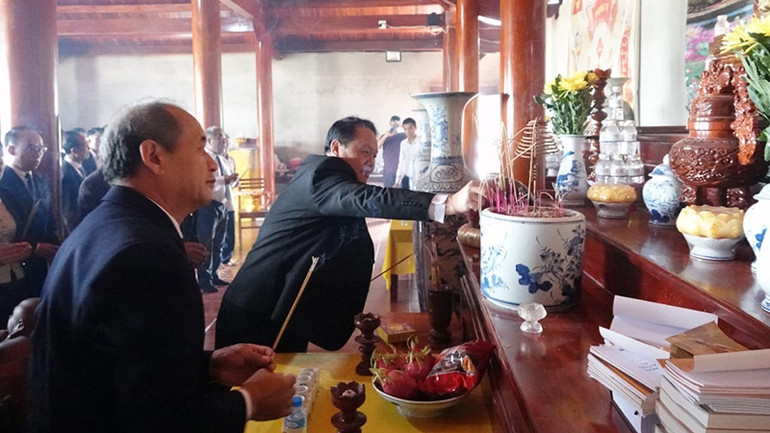 Các đại biểu dâng hương tưởng nhớ các anh hùng liệt sĩ tại Điện thờ anh hùng liệt sĩ Việt Nam-Lào tại tỉnh Xiengkhouang. (Ảnh: Hải Tiến) Các đại biểu dâng hương tưởng nhớ các anh hùng liệt sĩ tại Điện thờ anh hùng liệt sĩ Việt Nam-Lào tại tỉnh Xiengkhouang. (Ảnh: Hải Tiến)